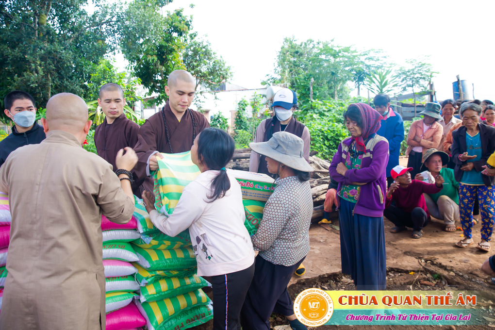 hinh-anh-tang-qua-cho-benh-nhan-phong-tai-tinh-gia-lai-ngay-03-05-06-2022-phan-1-chua-quan-the-am-duc-trong-lam-dong-2.jpg