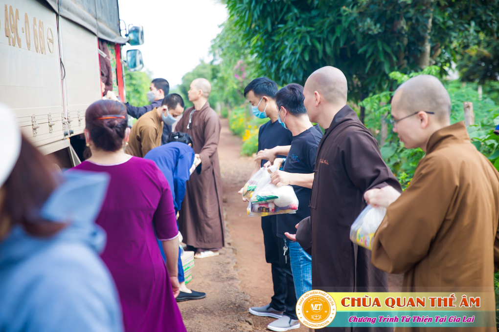 hinh-anh-tang-qua-cho-benh-nhan-phong-tai-tinh-gia-lai-ngay-03-05-06-2022-phan-1-chua-quan-the-am-duc-trong-lam-dong-20.jpg