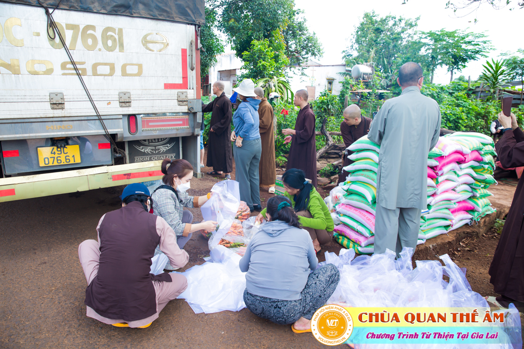 hinh-anh-tang-qua-cho-benh-nhan-phong-tai-tinh-gia-lai-ngay-03-05-06-2022-phan-1-chua-quan-the-am-duc-trong-lam-dong-21.jpg