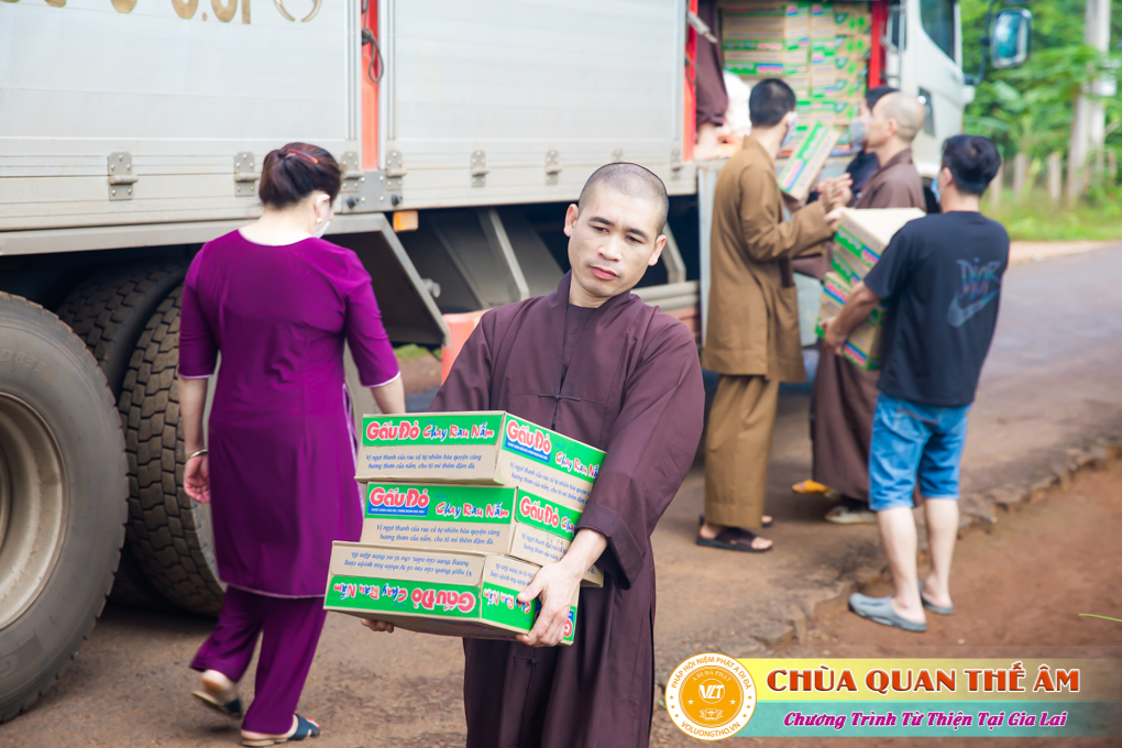 hinh-anh-tang-qua-cho-benh-nhan-phong-tai-tinh-gia-lai-ngay-03-05-06-2022-phan-1-chua-quan-the-am-duc-trong-lam-dong-23.jpg