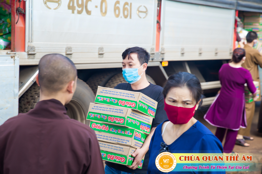 hinh-anh-tang-qua-cho-benh-nhan-phong-tai-tinh-gia-lai-ngay-03-05-06-2022-phan-1-chua-quan-the-am-duc-trong-lam-dong-24.jpg