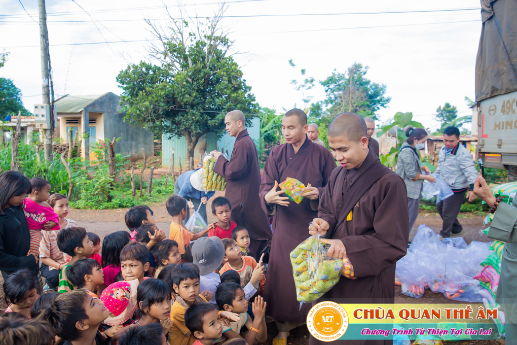 hinh-anh-tang-qua-cho-benh-nhan-phong-tai-tinh-gia-lai-ngay-03-05-06-2022-phan-1-chua-quan-the-am-duc-trong-lam-dong-25.jpg