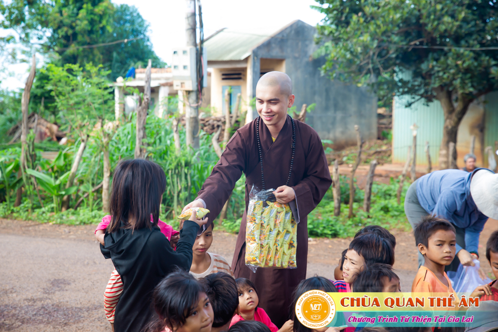 hinh-anh-tang-qua-cho-benh-nhan-phong-tai-tinh-gia-lai-ngay-03-05-06-2022-phan-1-chua-quan-the-am-duc-trong-lam-dong-26.jpg