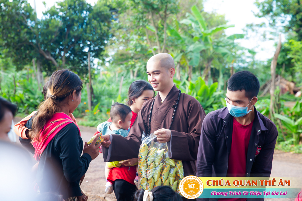 hinh-anh-tang-qua-cho-benh-nhan-phong-tai-tinh-gia-lai-ngay-03-05-06-2022-phan-1-chua-quan-the-am-duc-trong-lam-dong-27.jpg