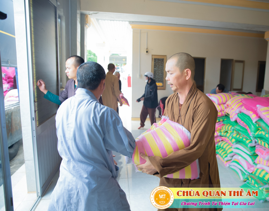 hinh-anh-tang-qua-cho-benh-nhan-phong-tai-tinh-gia-lai-ngay-03-05-06-2022-phan-1-chua-quan-the-am-duc-trong-lam-dong-3.jpg