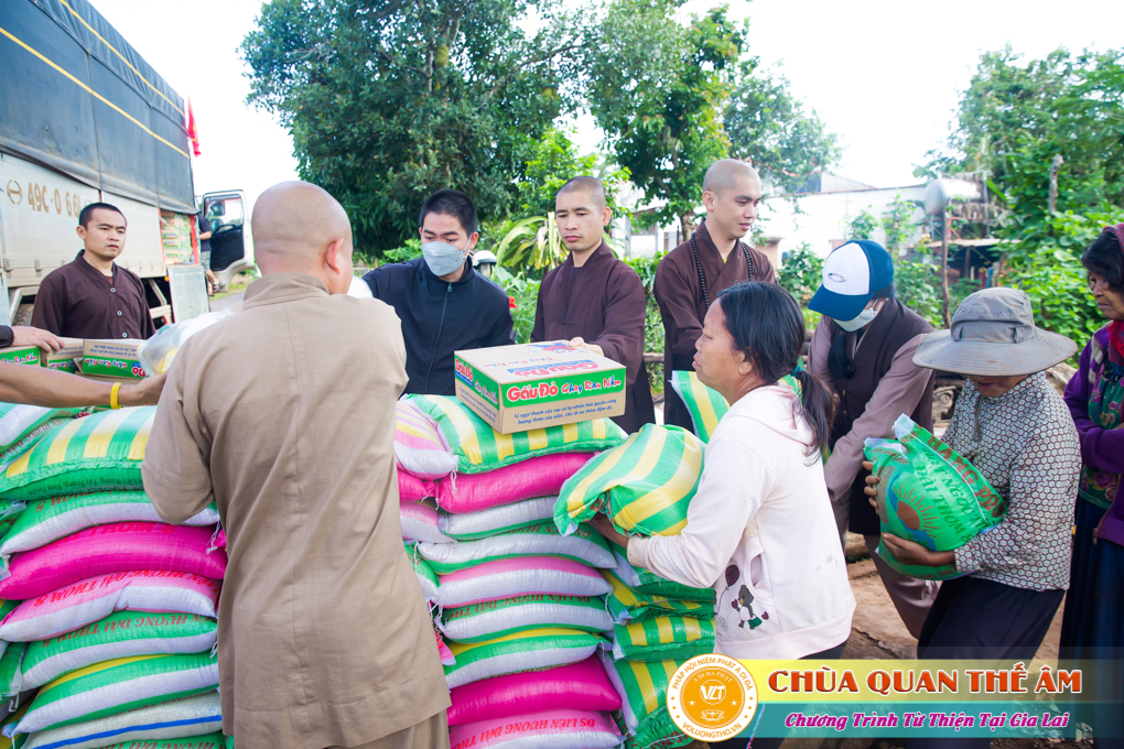 hinh-anh-tang-qua-cho-benh-nhan-phong-tai-tinh-gia-lai-ngay-03-05-06-2022-phan-1-chua-quan-the-am-duc-trong-lam-dong-30.jpg