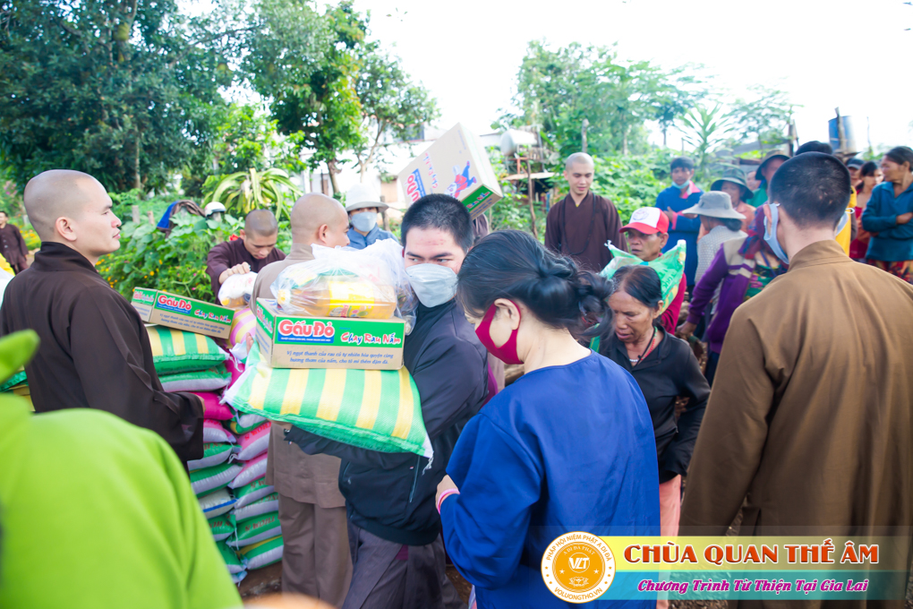 hinh-anh-tang-qua-cho-benh-nhan-phong-tai-tinh-gia-lai-ngay-03-05-06-2022-phan-1-chua-quan-the-am-duc-trong-lam-dong-33.jpg