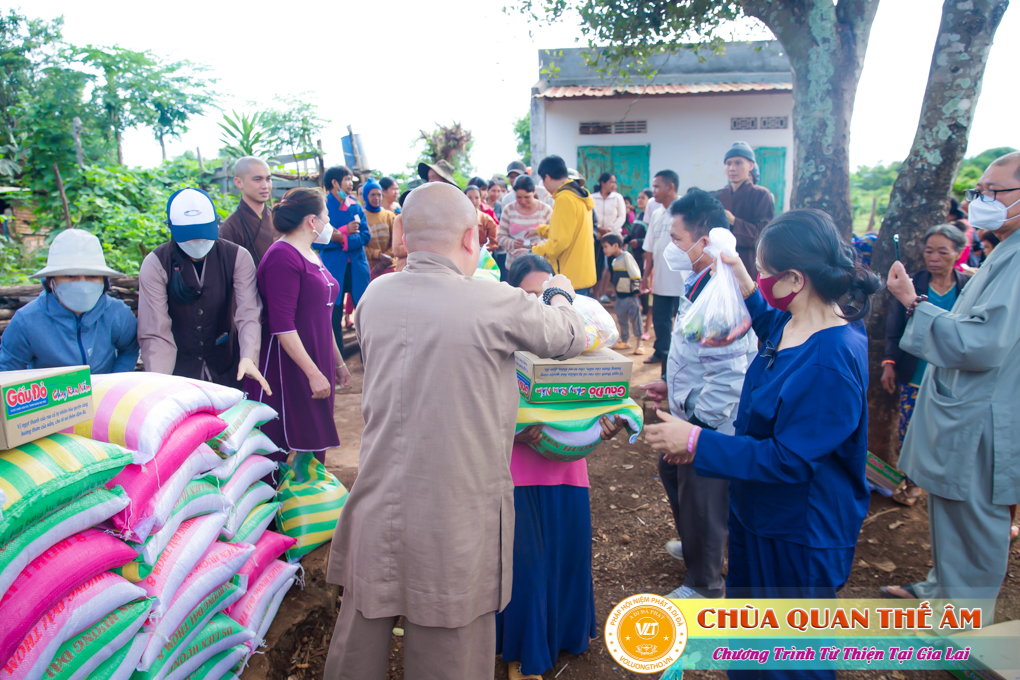 hinh-anh-tang-qua-cho-benh-nhan-phong-tai-tinh-gia-lai-ngay-03-05-06-2022-phan-1-chua-quan-the-am-duc-trong-lam-dong-34.jpg