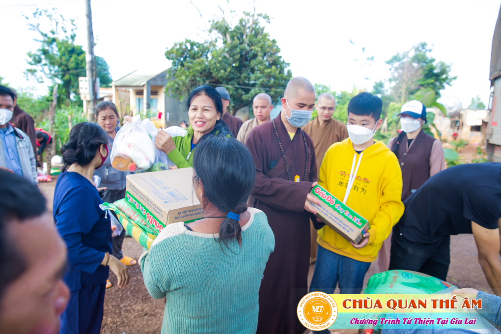 hinh-anh-tang-qua-cho-benh-nhan-phong-tai-tinh-gia-lai-ngay-03-05-06-2022-phan-1-chua-quan-the-am-duc-trong-lam-dong-39.jpg