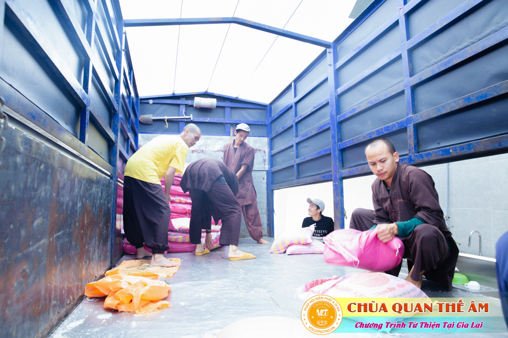 hinh-anh-tang-qua-cho-benh-nhan-phong-tai-tinh-gia-lai-ngay-03-05-06-2022-phan-1-chua-quan-the-am-duc-trong-lam-dong-4.jpg