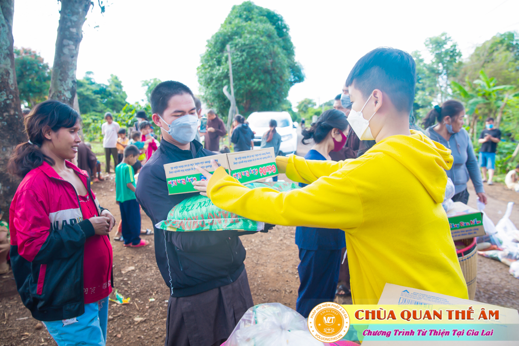 hinh-anh-tang-qua-cho-benh-nhan-phong-tai-tinh-gia-lai-ngay-03-05-06-2022-phan-1-chua-quan-the-am-duc-trong-lam-dong-40.jpg
