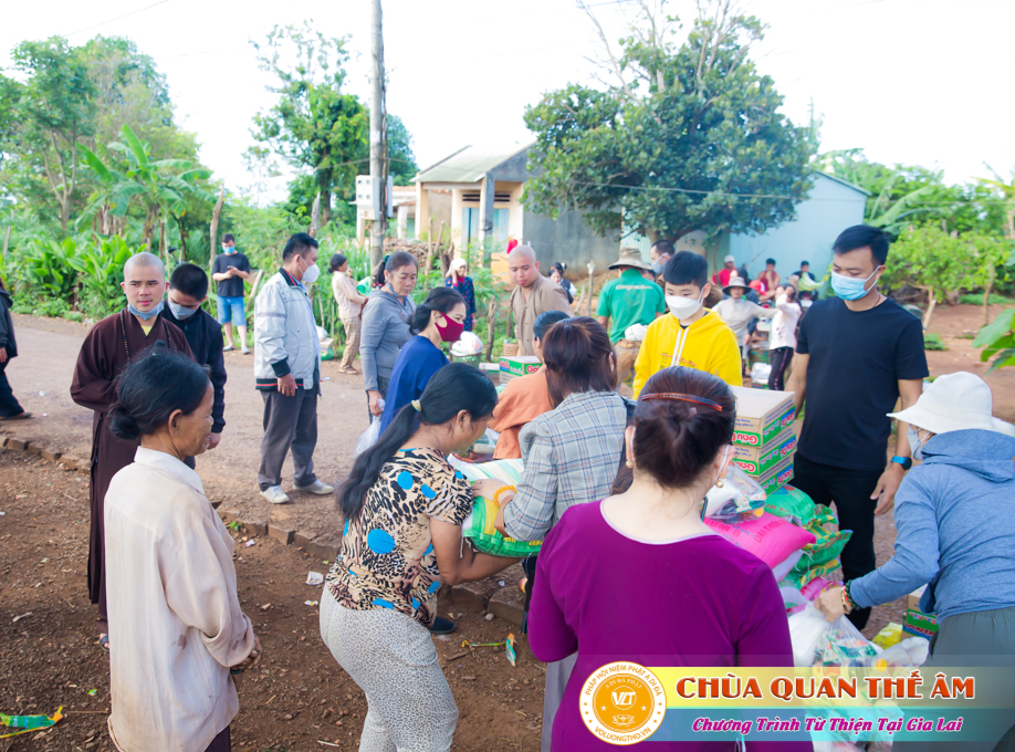 hinh-anh-tang-qua-cho-benh-nhan-phong-tai-tinh-gia-lai-ngay-03-05-06-2022-phan-1-chua-quan-the-am-duc-trong-lam-dong-41.jpg