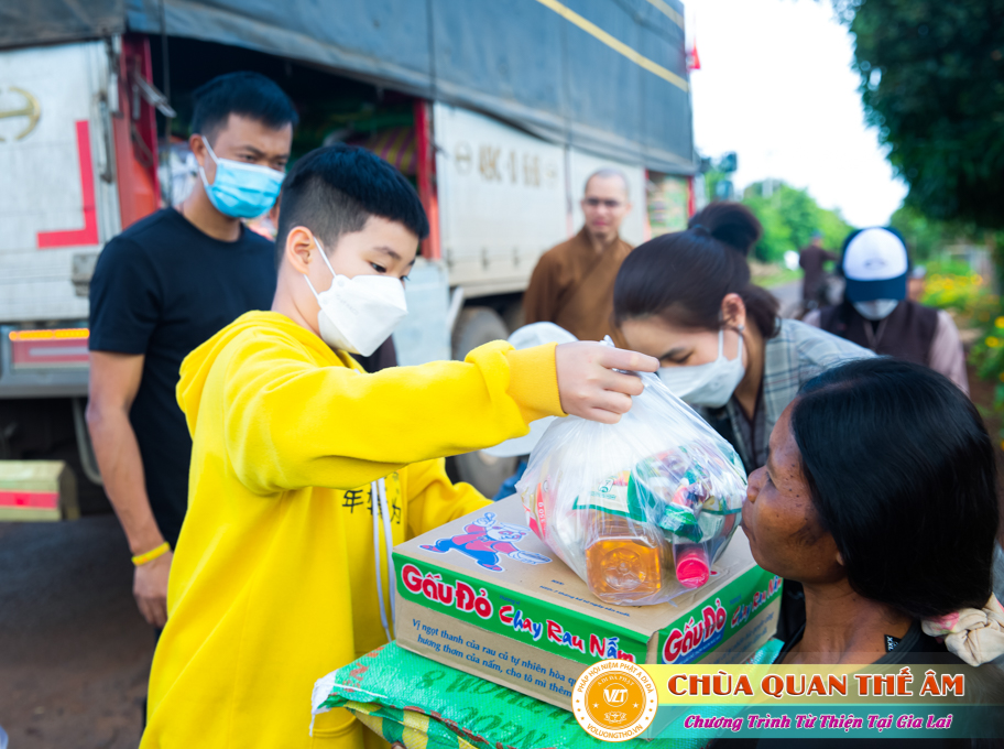 hinh-anh-tang-qua-cho-benh-nhan-phong-tai-tinh-gia-lai-ngay-03-05-06-2022-phan-1-chua-quan-the-am-duc-trong-lam-dong-43.jpg