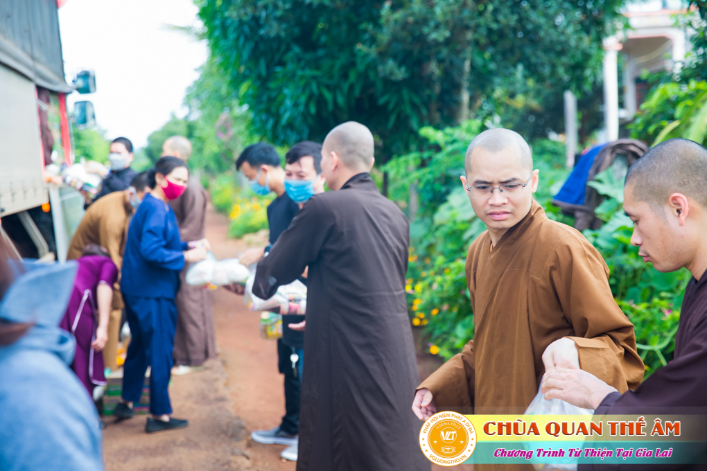 hinh-anh-tang-qua-cho-benh-nhan-phong-tai-tinh-gia-lai-ngay-03-05-06-2022-phan-1-chua-quan-the-am-duc-trong-lam-dong-46.jpg