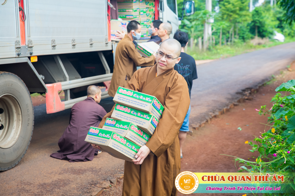 hinh-anh-tang-qua-cho-benh-nhan-phong-tai-tinh-gia-lai-ngay-03-05-06-2022-phan-1-chua-quan-the-am-duc-trong-lam-dong-47.jpg