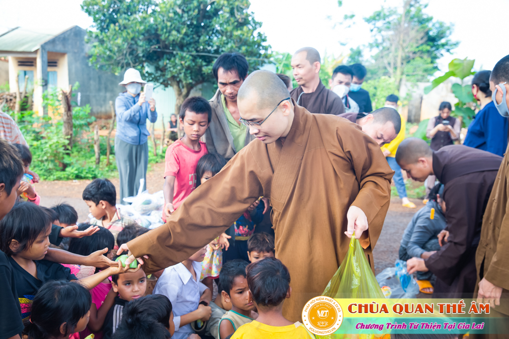 hinh-anh-tang-qua-cho-benh-nhan-phong-tai-tinh-gia-lai-ngay-03-05-06-2022-phan-1-chua-quan-the-am-duc-trong-lam-dong-49.jpg