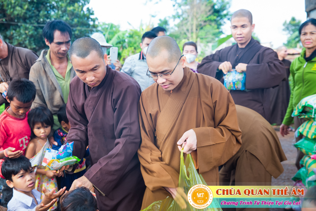 hinh-anh-tang-qua-cho-benh-nhan-phong-tai-tinh-gia-lai-ngay-03-05-06-2022-phan-1-chua-quan-the-am-duc-trong-lam-dong-50.jpg