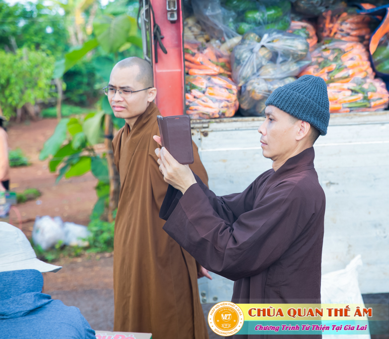 hinh-anh-tang-qua-cho-benh-nhan-phong-tai-tinh-gia-lai-ngay-03-05-06-2022-phan-1-chua-quan-the-am-duc-trong-lam-dong-51.jpg