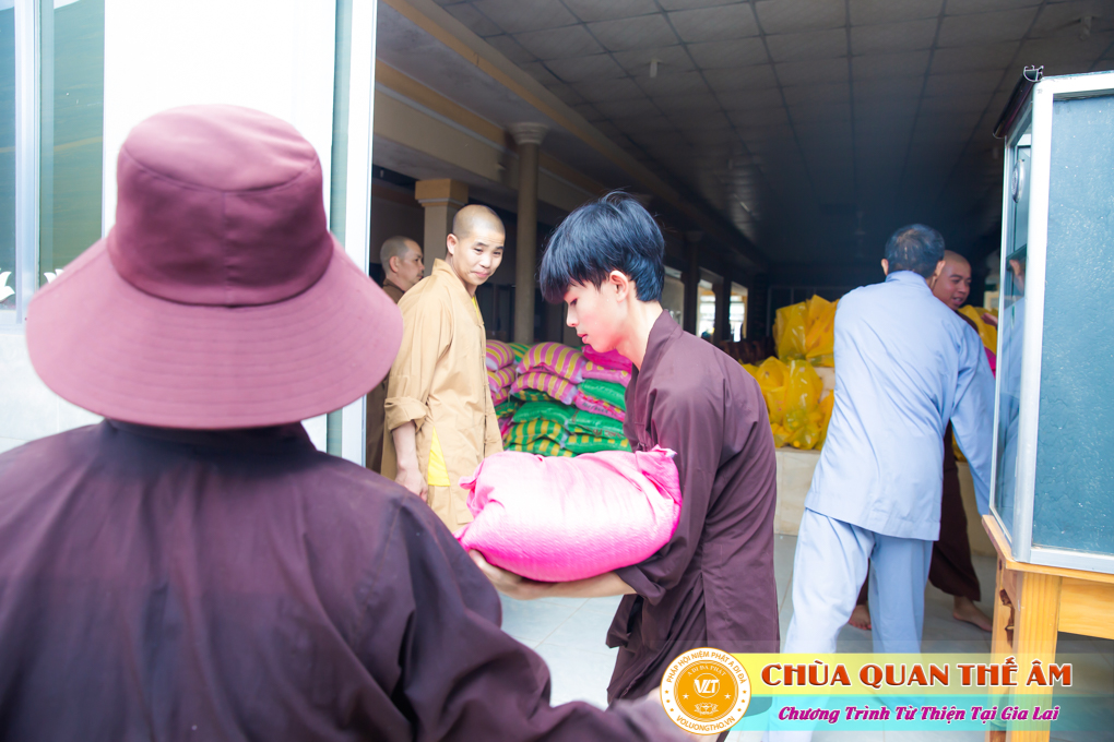 hinh-anh-tang-qua-cho-benh-nhan-phong-tai-tinh-gia-lai-ngay-03-05-06-2022-phan-1-chua-quan-the-am-duc-trong-lam-dong-6.jpg