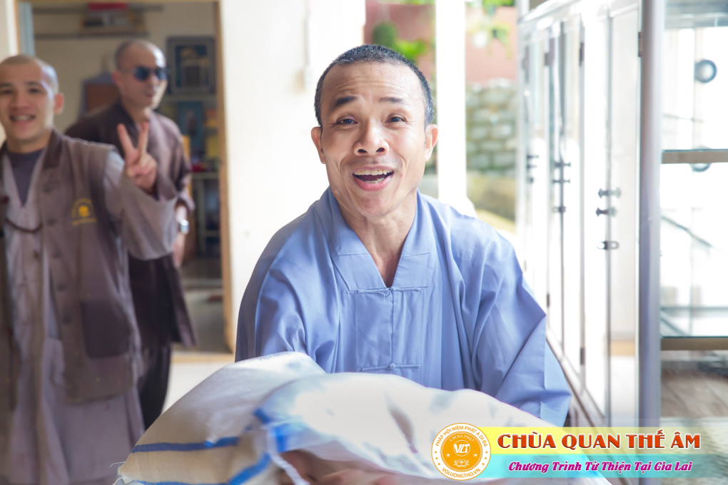 hinh-anh-tang-qua-cho-benh-nhan-phong-tai-tinh-gia-lai-ngay-03-05-06-2022-phan-1-chua-quan-the-am-duc-trong-lam-dong-7.jpg