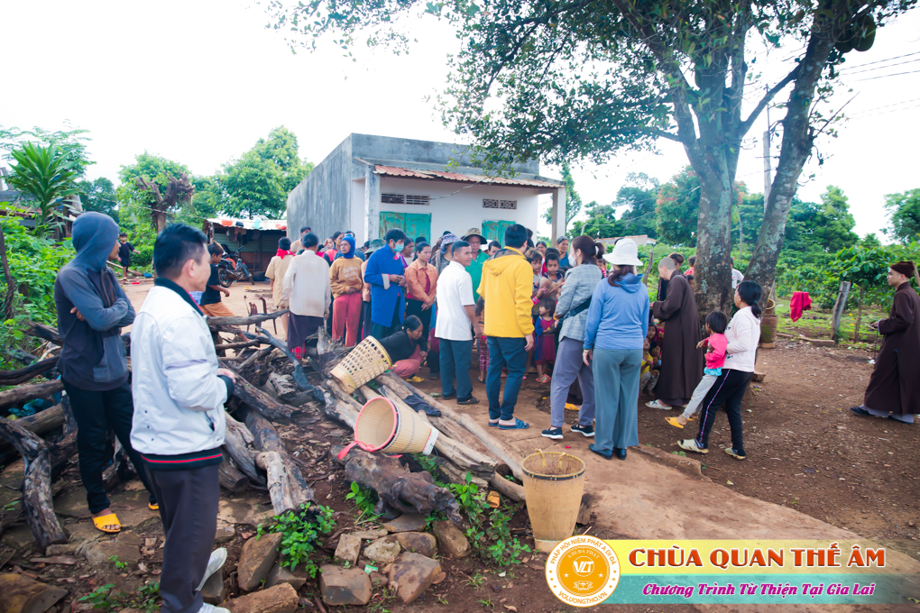 hinh-anh-tang-qua-cho-benh-nhan-phong-tai-tinh-gia-lai-ngay-03-05-06-2022-phan-1-chua-quan-the-am-duc-trong-lam-dong-8.jpg