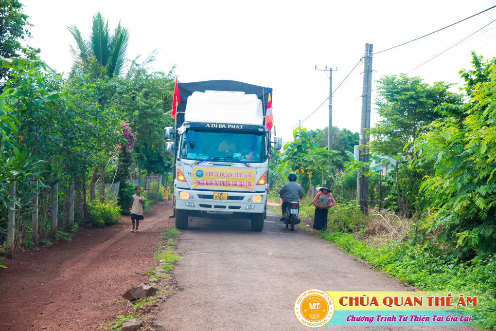 hinh-anh-tang-qua-cho-benh-nhan-phong-tai-tinh-gia-lai-ngay-03-05-06-2022-phan-2-chua-quan-the-am-duc-trong-lam-dong-1.jpg