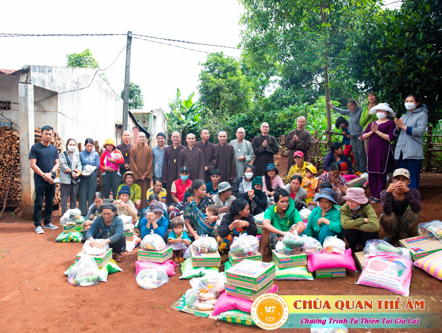 hinh-anh-tang-qua-cho-benh-nhan-phong-tai-tinh-gia-lai-ngay-03-05-06-2022-phan-2-chua-quan-the-am-duc-trong-lam-dong-11.jpg