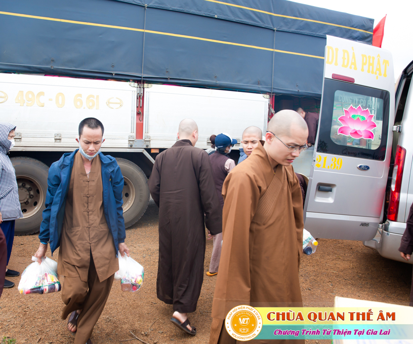 hinh-anh-tang-qua-cho-benh-nhan-phong-tai-tinh-gia-lai-ngay-03-05-06-2022-phan-2-chua-quan-the-am-duc-trong-lam-dong-16.jpg