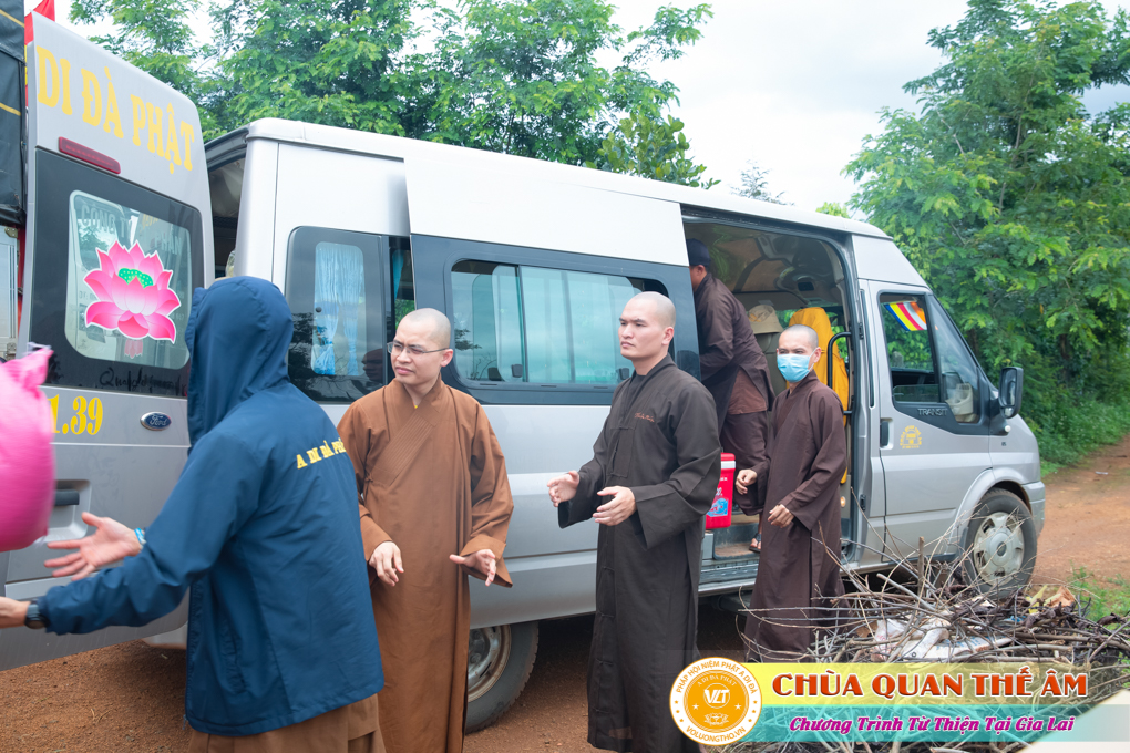 hinh-anh-tang-qua-cho-benh-nhan-phong-tai-tinh-gia-lai-ngay-03-05-06-2022-phan-2-chua-quan-the-am-duc-trong-lam-dong-18.jpg