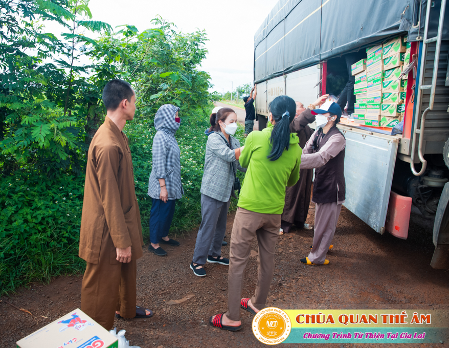 hinh-anh-tang-qua-cho-benh-nhan-phong-tai-tinh-gia-lai-ngay-03-05-06-2022-phan-2-chua-quan-the-am-duc-trong-lam-dong-2.jpg
