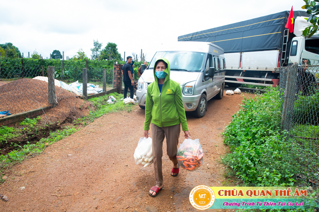 hinh-anh-tang-qua-cho-benh-nhan-phong-tai-tinh-gia-lai-ngay-03-05-06-2022-phan-2-chua-quan-the-am-duc-trong-lam-dong-21.jpg