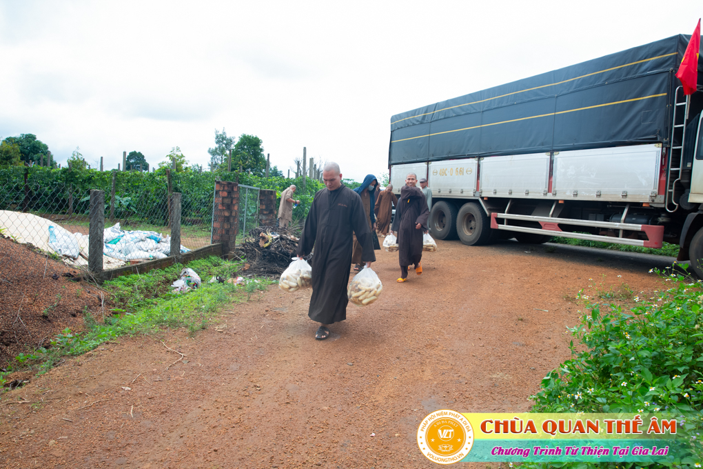hinh-anh-tang-qua-cho-benh-nhan-phong-tai-tinh-gia-lai-ngay-03-05-06-2022-phan-2-chua-quan-the-am-duc-trong-lam-dong-24.jpg