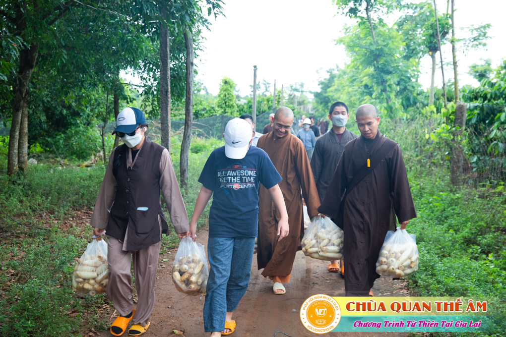hinh-anh-tang-qua-cho-benh-nhan-phong-tai-tinh-gia-lai-ngay-03-05-06-2022-phan-2-chua-quan-the-am-duc-trong-lam-dong-25.jpg