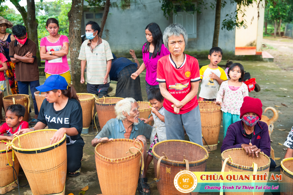 hinh-anh-tang-qua-cho-benh-nhan-phong-tai-tinh-gia-lai-ngay-03-05-06-2022-phan-2-chua-quan-the-am-duc-trong-lam-dong-27.jpg
