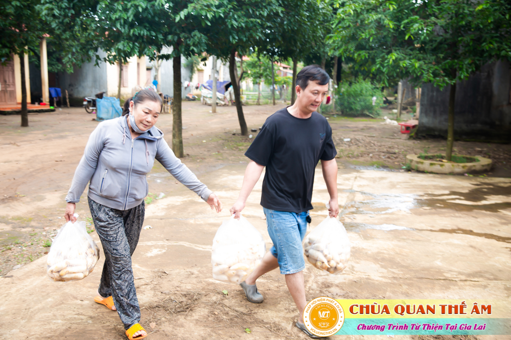 hinh-anh-tang-qua-cho-benh-nhan-phong-tai-tinh-gia-lai-ngay-03-05-06-2022-phan-2-chua-quan-the-am-duc-trong-lam-dong-28.jpg