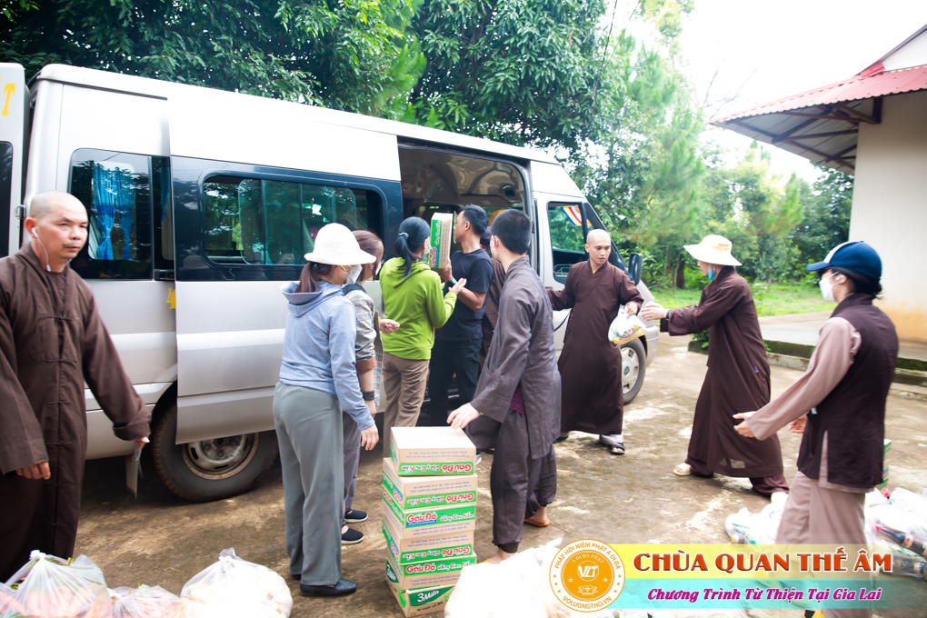 hinh-anh-tang-qua-cho-benh-nhan-phong-tai-tinh-gia-lai-ngay-03-05-06-2022-phan-2-chua-quan-the-am-duc-trong-lam-dong-29.jpg