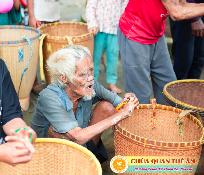 hinh-anh-tang-qua-cho-benh-nhan-phong-tai-tinh-gia-lai-ngay-03-05-06-2022-phan-2-chua-quan-the-am-duc-trong-lam-dong-30.jpg