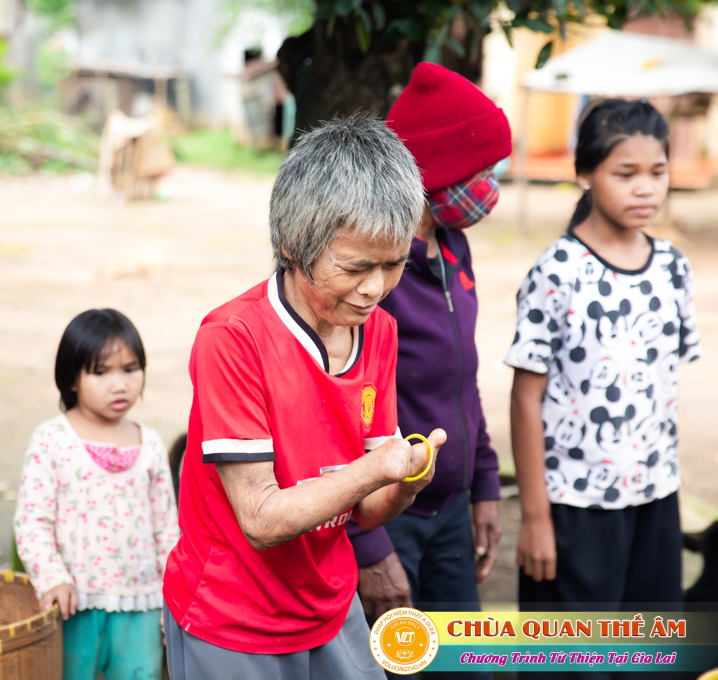 hinh-anh-tang-qua-cho-benh-nhan-phong-tai-tinh-gia-lai-ngay-03-05-06-2022-phan-2-chua-quan-the-am-duc-trong-lam-dong-31.jpg