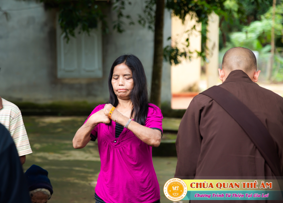hinh-anh-tang-qua-cho-benh-nhan-phong-tai-tinh-gia-lai-ngay-03-05-06-2022-phan-2-chua-quan-the-am-duc-trong-lam-dong-33.jpg