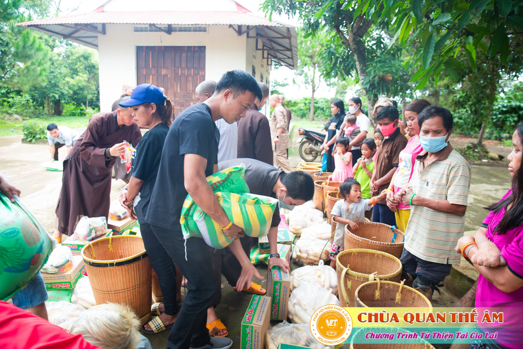 hinh-anh-tang-qua-cho-benh-nhan-phong-tai-tinh-gia-lai-ngay-03-05-06-2022-phan-2-chua-quan-the-am-duc-trong-lam-dong-37.jpg