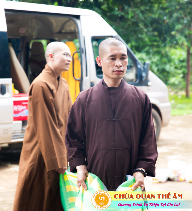 hinh-anh-tang-qua-cho-benh-nhan-phong-tai-tinh-gia-lai-ngay-03-05-06-2022-phan-2-chua-quan-the-am-duc-trong-lam-dong-38.jpg