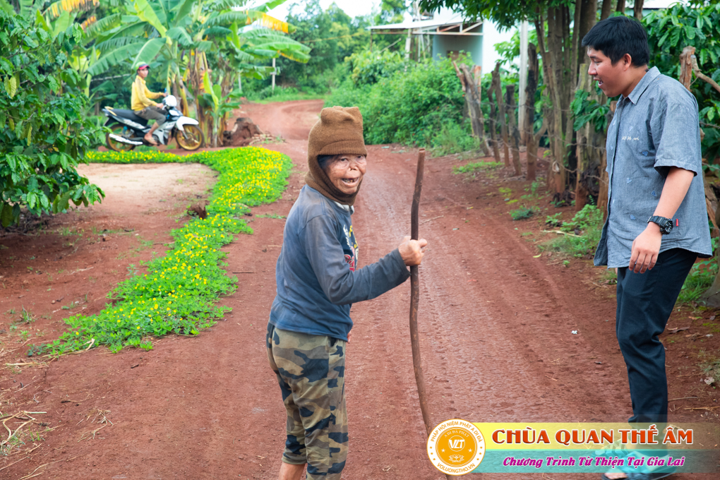 hinh-anh-tang-qua-cho-benh-nhan-phong-tai-tinh-gia-lai-ngay-03-05-06-2022-phan-2-chua-quan-the-am-duc-trong-lam-dong-4.jpg