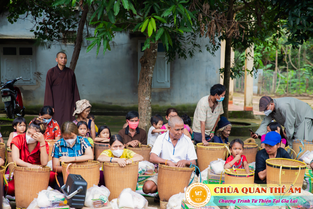 hinh-anh-tang-qua-cho-benh-nhan-phong-tai-tinh-gia-lai-ngay-03-05-06-2022-phan-2-chua-quan-the-am-duc-trong-lam-dong-40.jpg