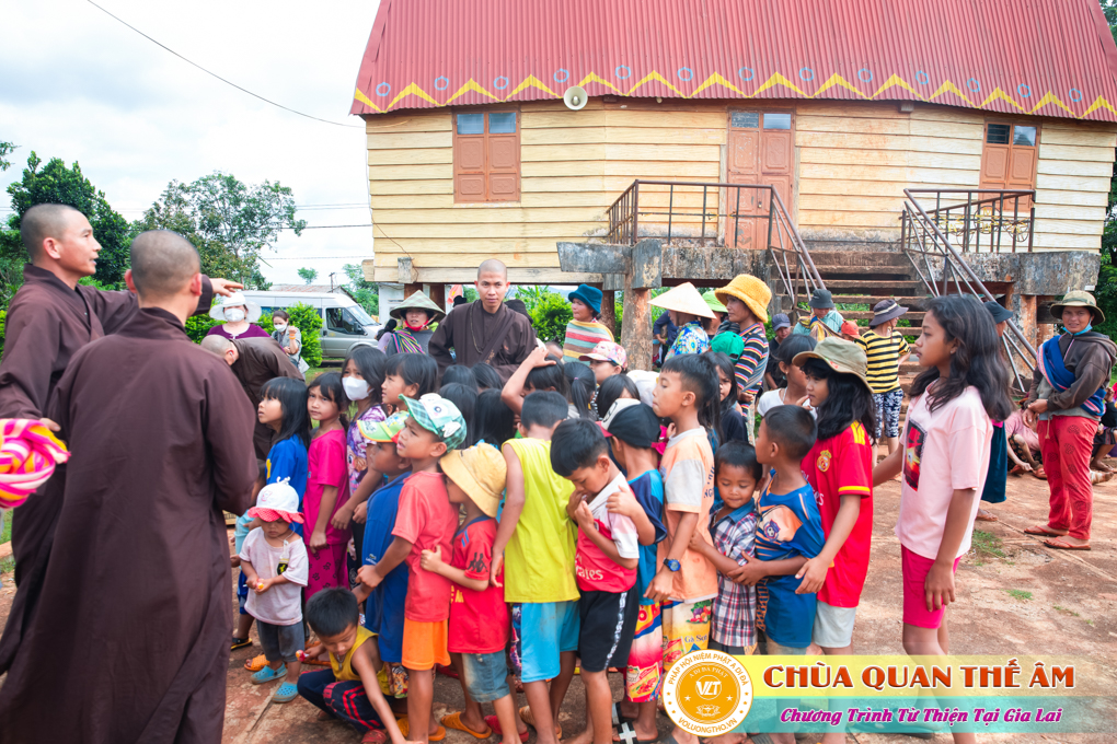 hinh-anh-tang-qua-cho-benh-nhan-phong-tai-tinh-gia-lai-ngay-03-05-06-2022-phan-2-chua-quan-the-am-duc-trong-lam-dong-41.jpg