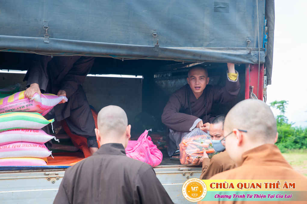 hinh-anh-tang-qua-cho-benh-nhan-phong-tai-tinh-gia-lai-ngay-03-05-06-2022-phan-2-chua-quan-the-am-duc-trong-lam-dong-43.jpg