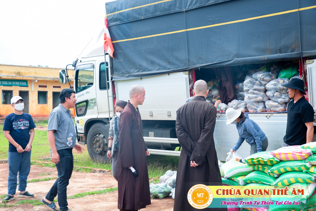 hinh-anh-tang-qua-cho-benh-nhan-phong-tai-tinh-gia-lai-ngay-03-05-06-2022-phan-2-chua-quan-the-am-duc-trong-lam-dong-44.jpg