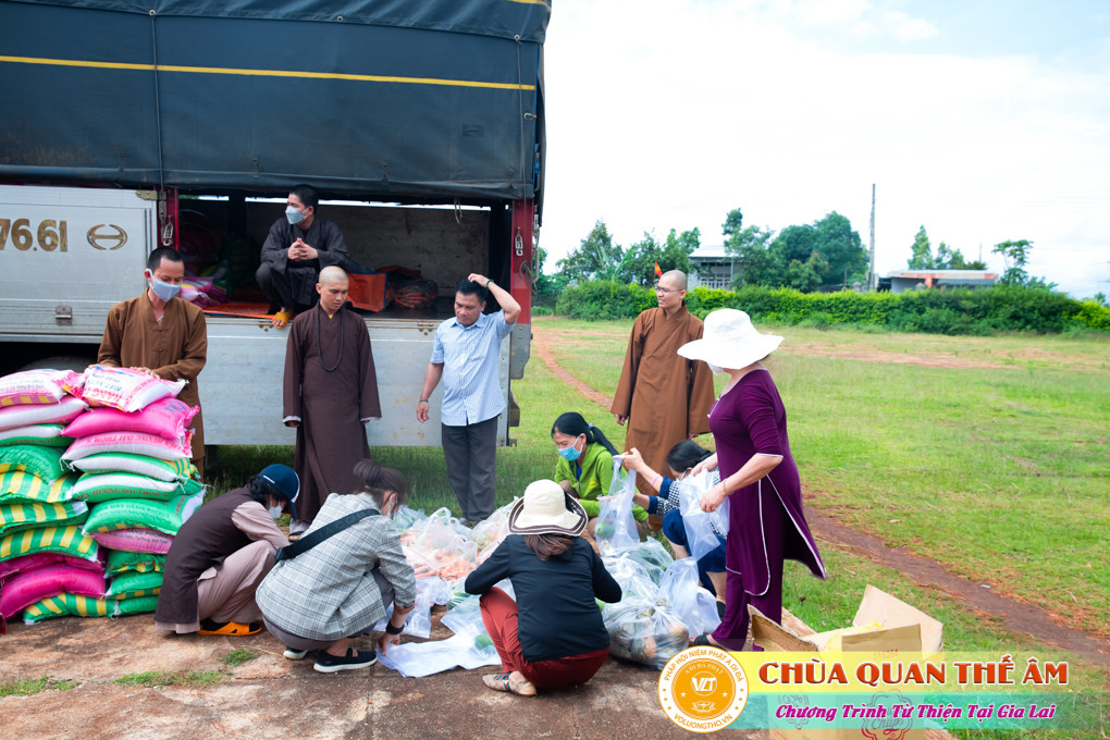 hinh-anh-tang-qua-cho-benh-nhan-phong-tai-tinh-gia-lai-ngay-03-05-06-2022-phan-2-chua-quan-the-am-duc-trong-lam-dong-45.jpg