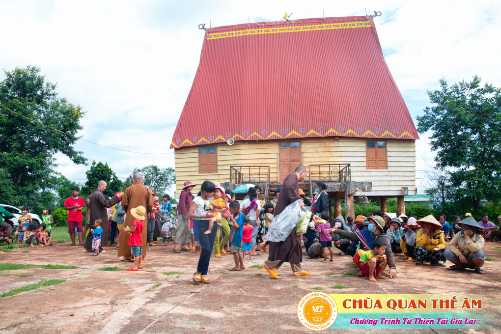 hinh-anh-tang-qua-cho-benh-nhan-phong-tai-tinh-gia-lai-ngay-03-05-06-2022-phan-2-chua-quan-the-am-duc-trong-lam-dong-46.jpg