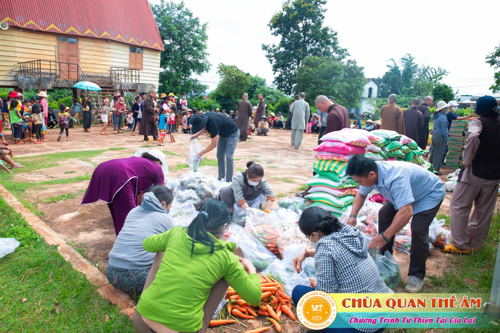 hinh-anh-tang-qua-cho-benh-nhan-phong-tai-tinh-gia-lai-ngay-03-05-06-2022-phan-2-chua-quan-the-am-duc-trong-lam-dong-47.jpg