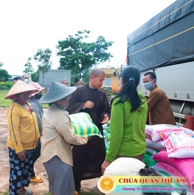 hinh-anh-tang-qua-cho-benh-nhan-phong-tai-tinh-gia-lai-ngay-03-05-06-2022-phan-2-chua-quan-the-am-duc-trong-lam-dong-49.jpg